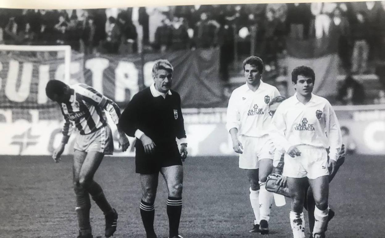 Partido Sporting-Valencia de la temporada 91-92 en Gijón. En la imagen aparecen Eloy, Robert, el árbitro Urío Velázquez y el sportinguista Joaquín. 