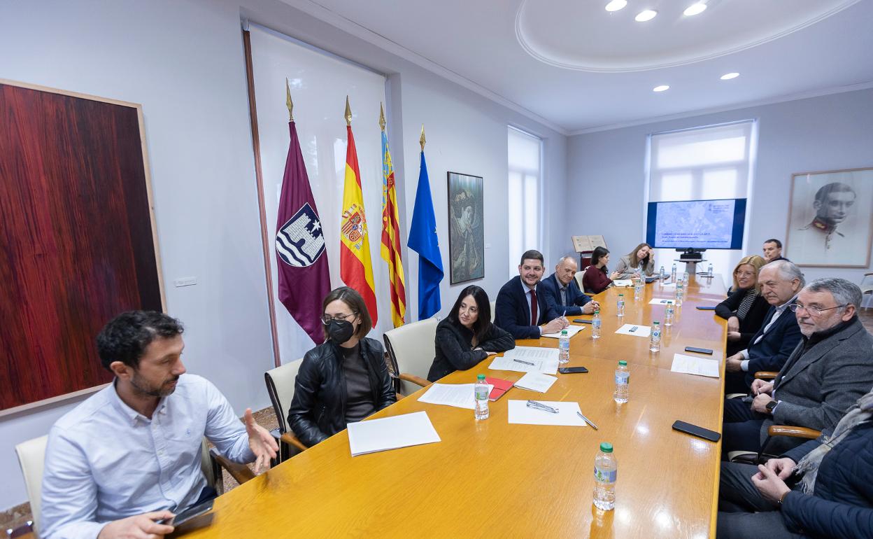 Rebeca Torró, en la reunión con el alcalde de Gandia y empresarios de la Safor. 