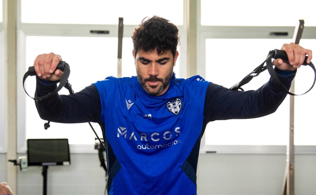 Vicente Iborra, en el gimnasio de la ciudad deportiva de Buñol.