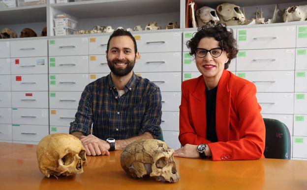 Los autores del estudio, Marco Vidal y Ana B. Marín-Arroyo, en el laboratorio de EvoAdapta.