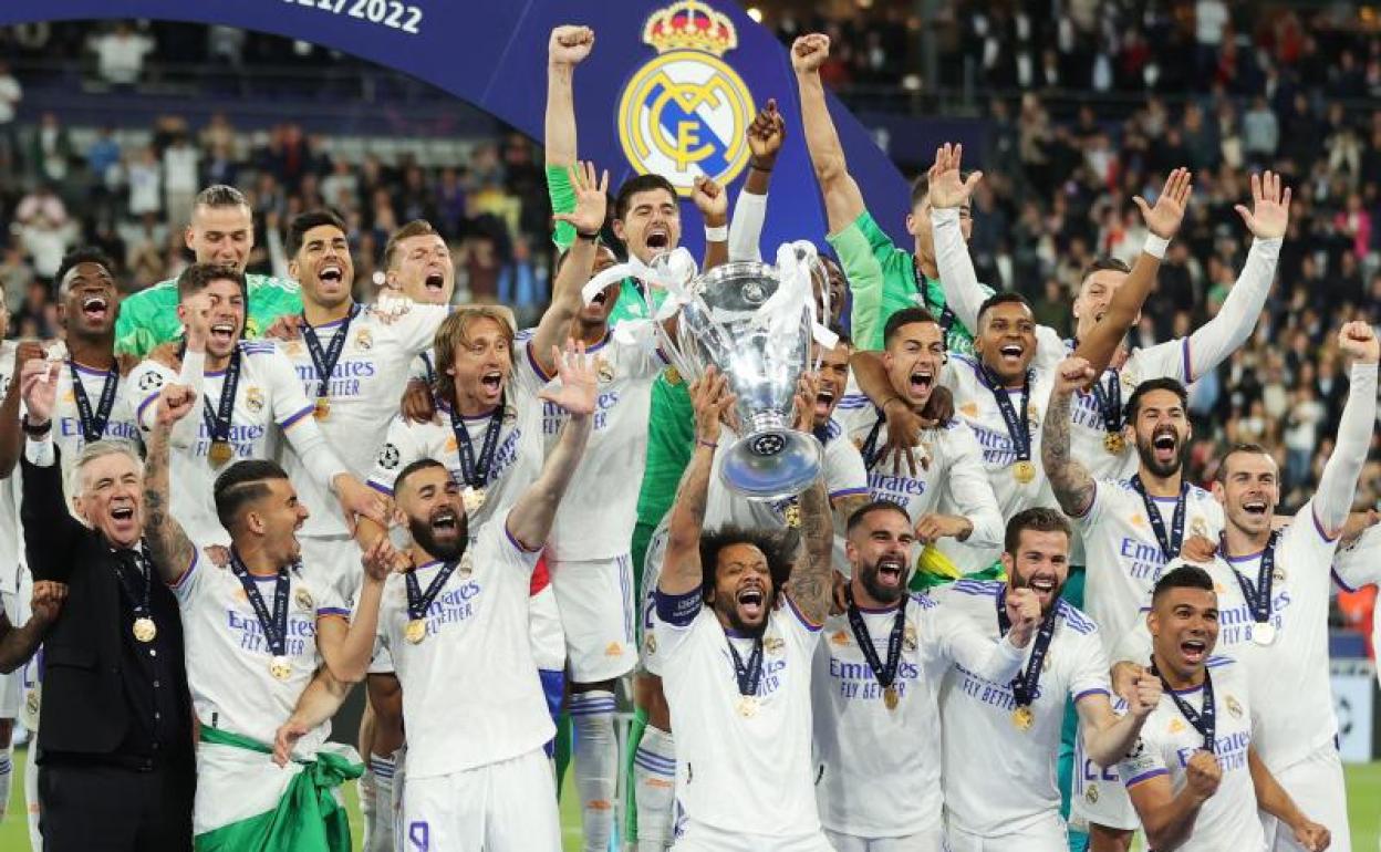 Marcelo levanta el trofeo de la Champions conquistado por el Madrid en 2022.