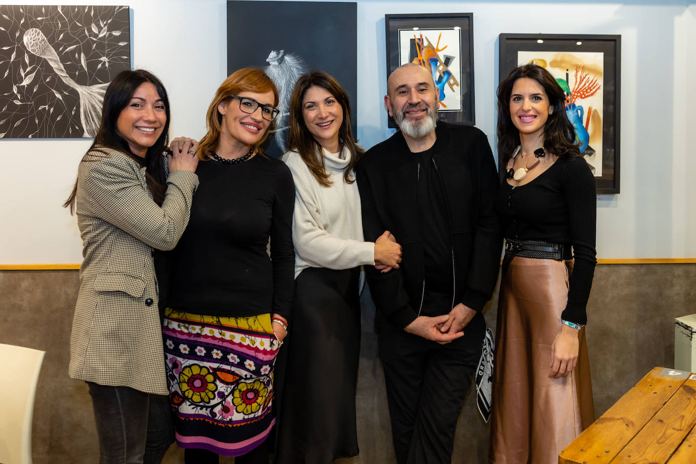 Francesc Llatas y un grupo de amigas en la muestra.