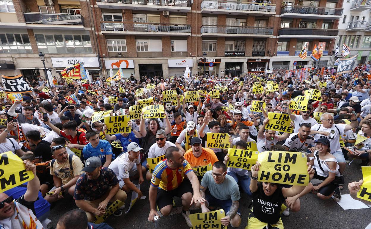 Imagen de archivo de una de las protestas en Mestalla contra la gestión de Lim.