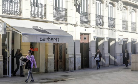 Carhartt y Nude Project, en la calle Martínez Ferrando.