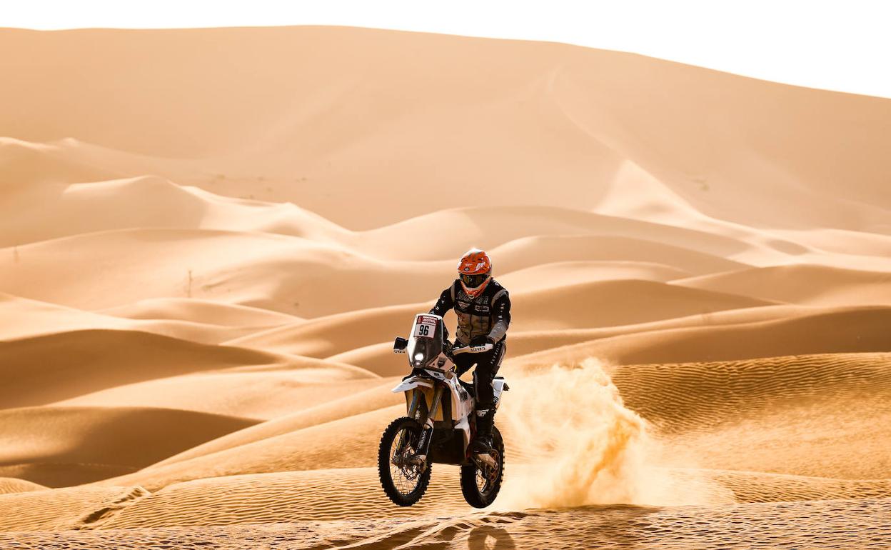 Uno de los participantes del Dakar en la edición de 2023 entre las dunas