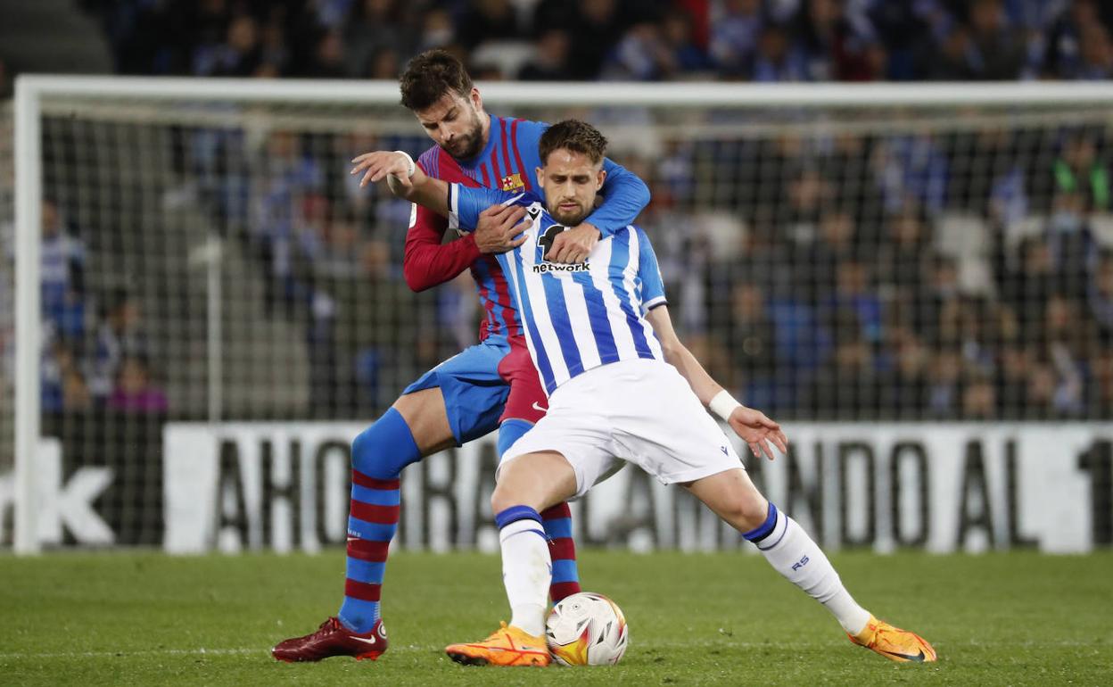 Januzaj protege el balón ante Piqué en un partido de la temporada pasada.