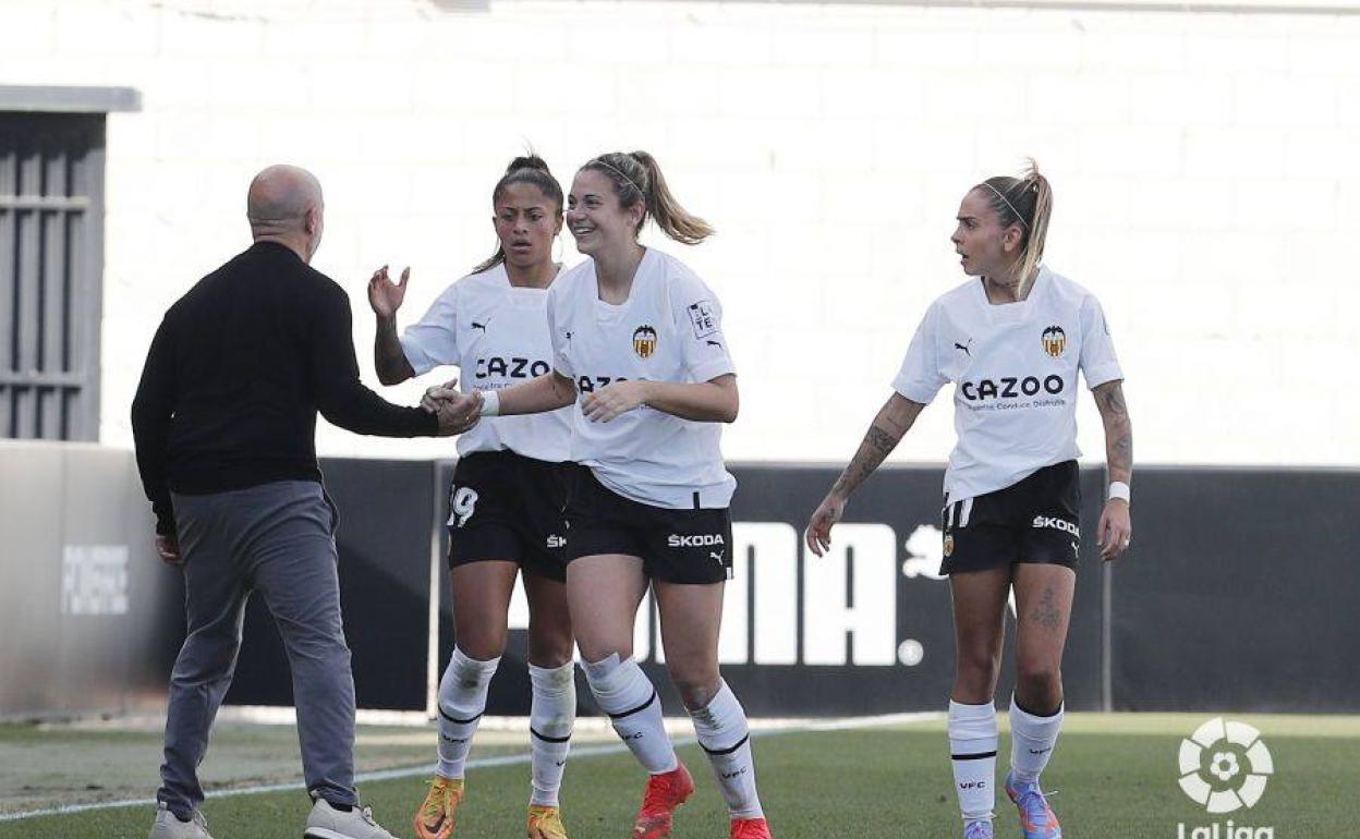 Las valencianistas felicitan a Oliva tras marcarle a la Real. 