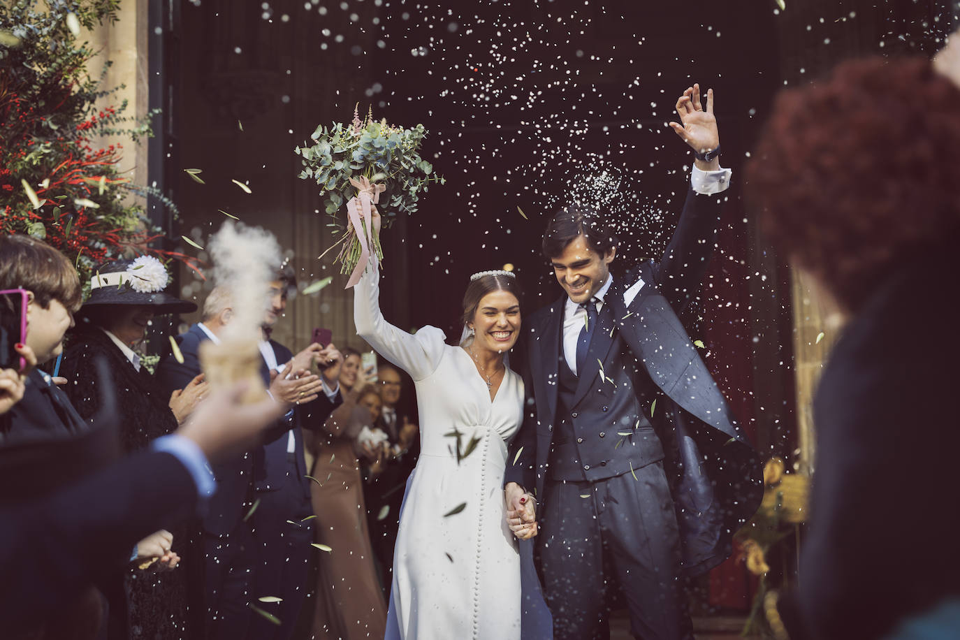 Miguel Alegre y Lourdes Sala, saliendo de la basílica San Vicente Ferrer, recién casados.