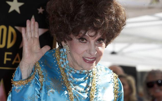 La actriz italiana Gina Lollobrigida cuando recibió su estrella en el Paseo de la Fama de Hollywood, en Los Ángeles, hace un lustro.