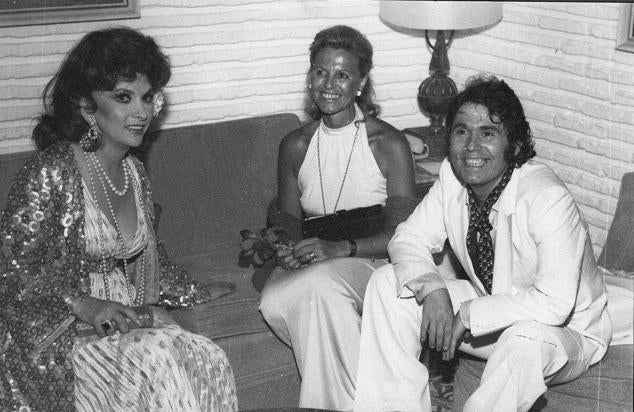 La actriz Gina Lollobrigida y el cantante Raphael charlan en una de las veladas musicales que se organizaban en el Hotel Meliá Don Pepe de Marbella.