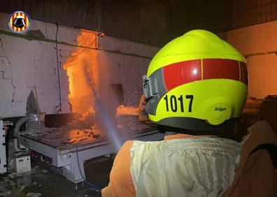 Imagen secundaria 1 - Varios momentos de la actuación de los bomberos. 