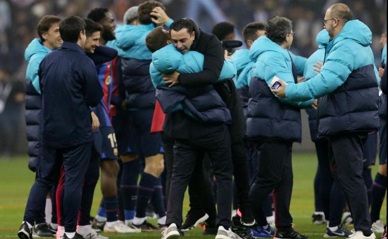 Xavi celebra junto a su cuerpo técnico el título de la Supercopa de España.