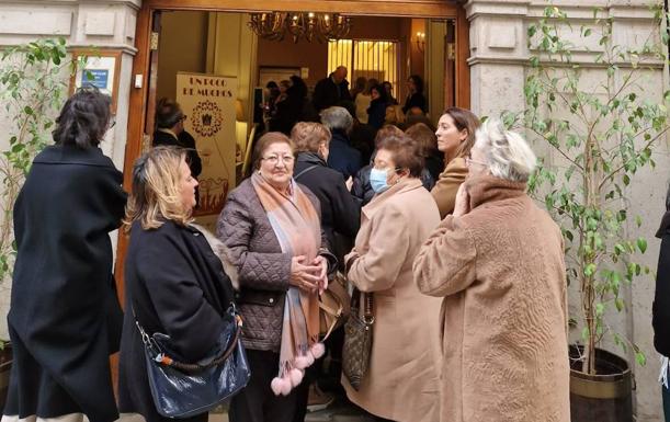 Imagen principal - Manto de la Virgen de los Desamparados | Más colas para bordar el manto de la Virgen en el Casino de Agricultura