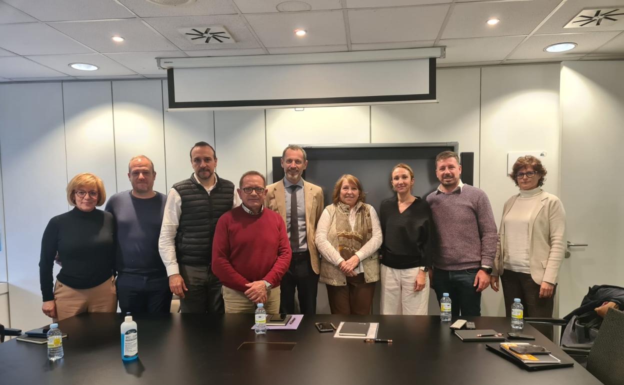 Delegación de La Fon de la Figuera junto a los directores generales de Adif. 