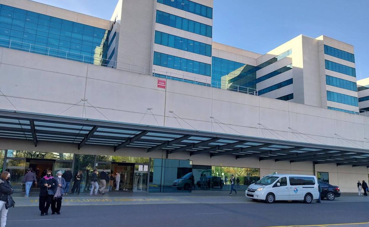 Uno de los accesos al hospital La Fe de Valencia.