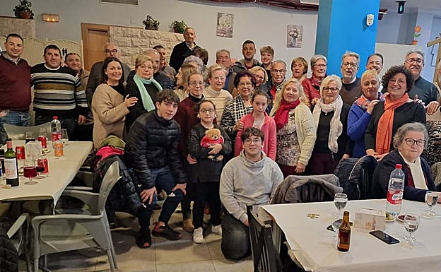 Imagen principal - La cena de los festeros en Albal (arriba) y la Associació de Sant Antoni de Raflebunyol (bajo). 