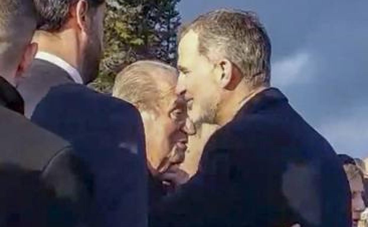 El cariñoso abrazo entre el Rey y su padre en Atenas