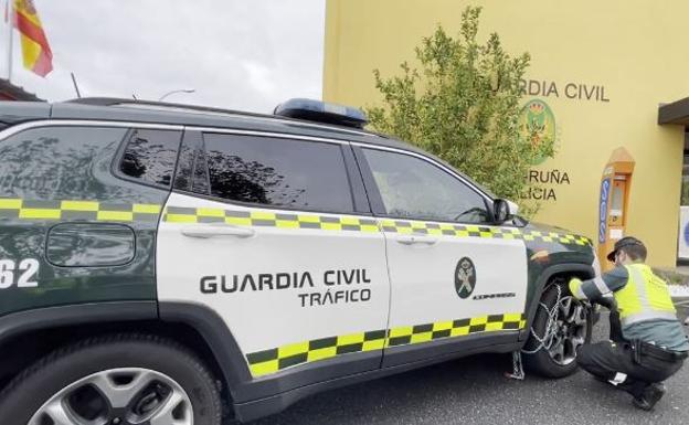 El vídeo de la Guardia Civil para poner las cadenas para la nieve en menos de un minuto