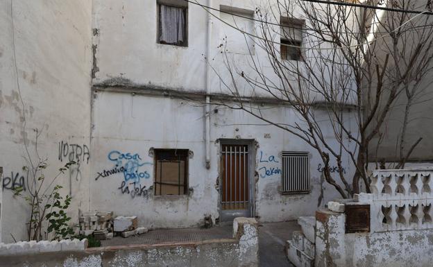 Fachada de la casa, con la puerta y las ventanas tapiadas.