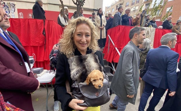 Beatriz Grima, esposa del presidente de la hermandad de Sant Antoni, Rafa Garrote, con el perrito Roni dentro del bolso. 