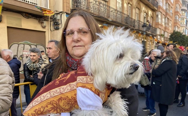 María Luisa Esparcia, con el pero Gosito, con el chaleco de valenciano. 