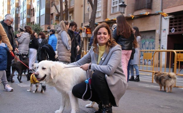 Imagen principal - Sandra Gómez con su perro Pep; María José Catalá y Marta Torrado con el perro Arpo de la edil, Fernando Giner con con Lucas. 