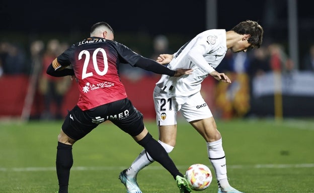 Jesús Vázquez, ante la presión de Javi Cabezas, en la primera eliminatoria de Copa de la Nucía. 