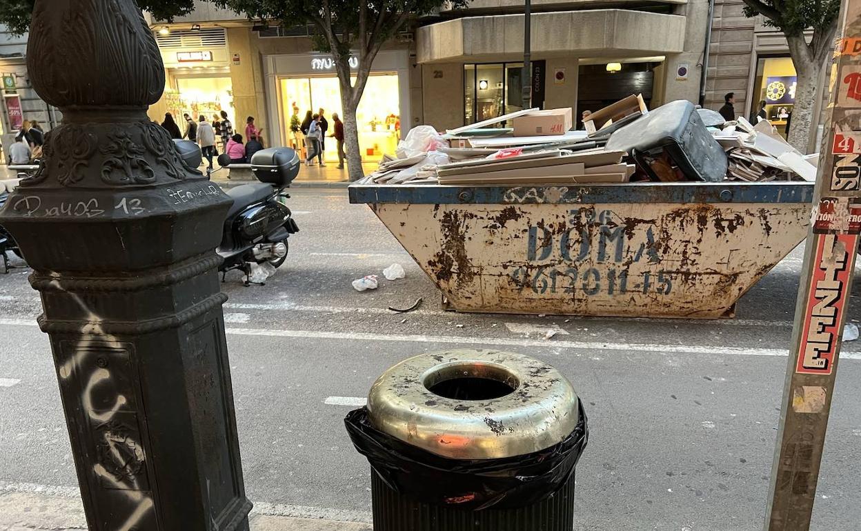 Calle Colón de Valencia | Ribó descarta un refuerzo de limpieza en Colón: «Haremos igual que en todos los barrios»