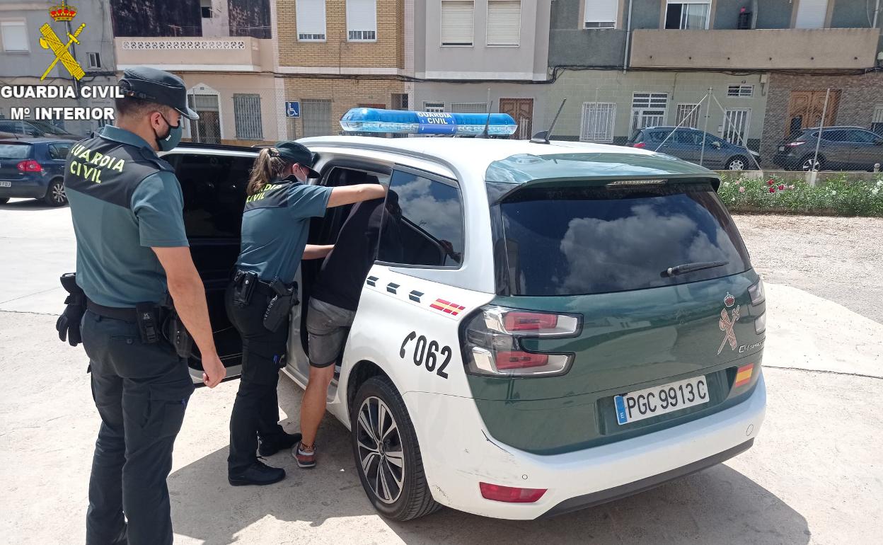 La Guardia Civil arresta al responsable de los robos. 