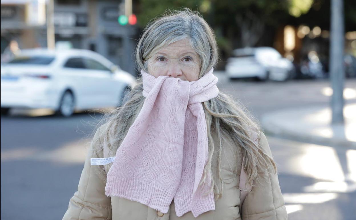 Mujer abrigada en Valencia.