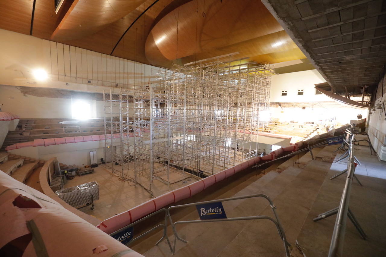 Fotos: Así está el Palau de la Música por dentro: andamios en las salas, hormigoneras en los pasillos y cúpula de cristal sin vidrio