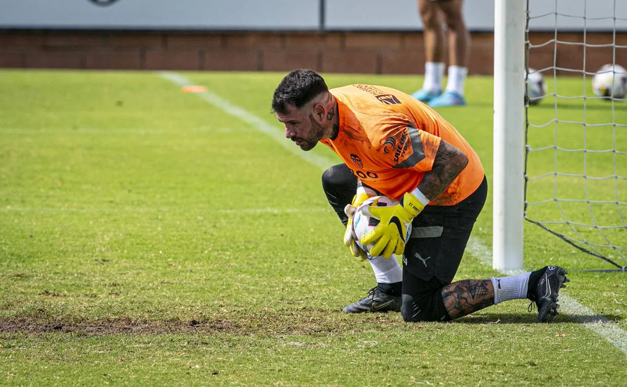 Herrerín atrapa el balón en un entrenamiento. 