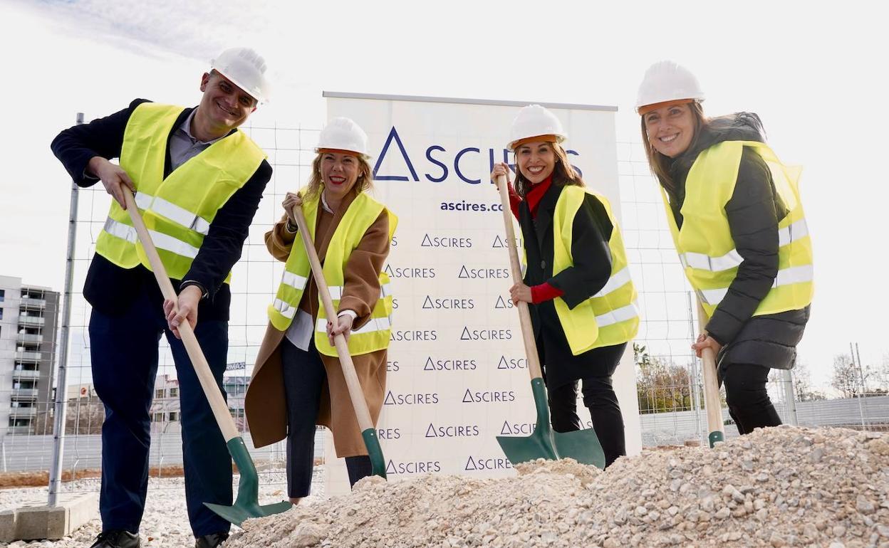 Antonio Herrero, representante en la Comunitat de la Asociación Española Contra la Muerte Súbita José Durán; Bárbara Gil, gerente de la Asociación Parkinson Valencia; Lorena Saus, CEO de Ascires Grupo Biomédico; y Alicia Maceira, directora médica de Ascires.