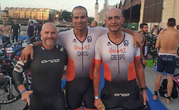 Integrantes del equipo en el triatlón de Valencia. 