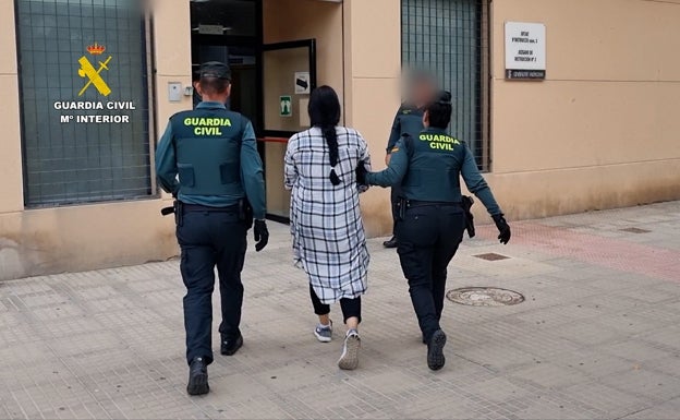 Una de las arrestadas por robar relojes de lujo, entrando en un juzgado de Gandia. 