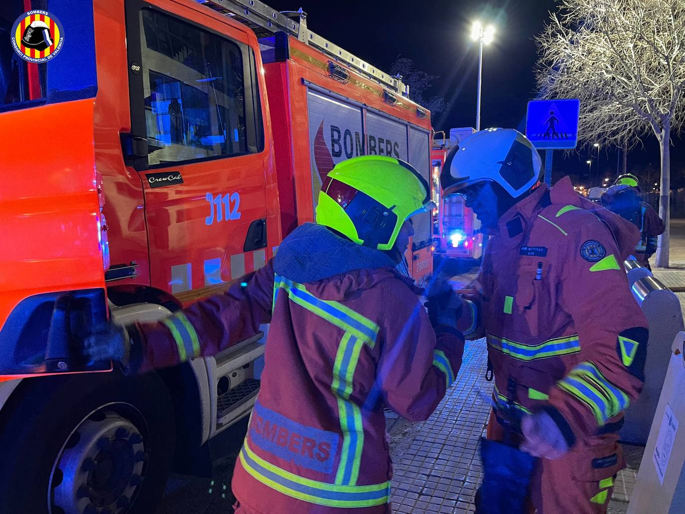 Fotos: Un incendio en un garaje de Alaquàs quema seis vehículos y provoca evacuaciones