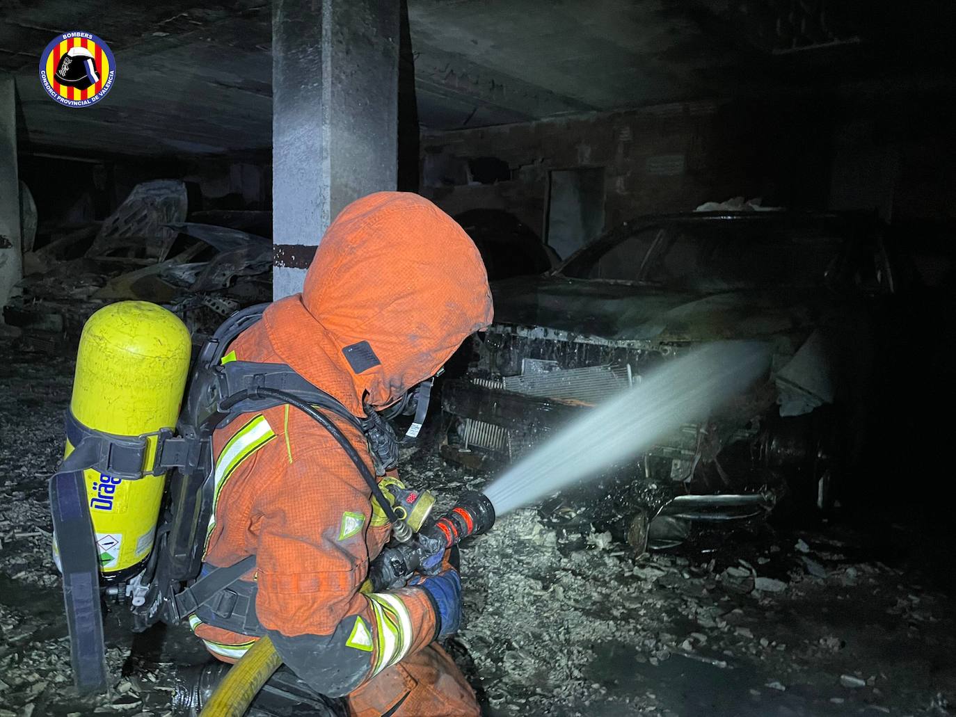 Fotos: Un incendio en un garaje de Alaquàs quema seis vehículos y provoca evacuaciones