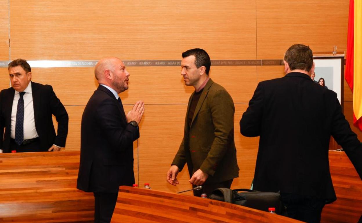 Toni Gaspar dialoga este viernes con el portavoz popular, Vicente Mompó. 