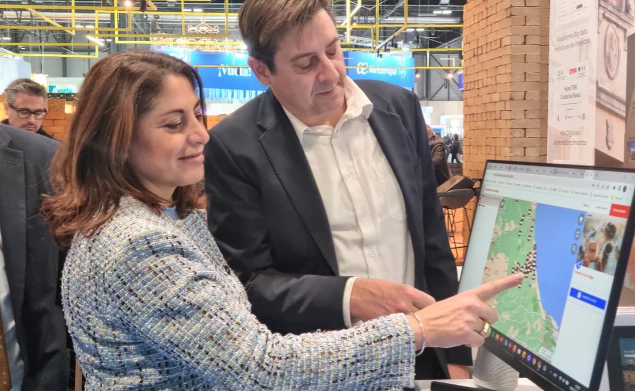 Yolanda Balaguer y Julio Llorca en Fitur. 