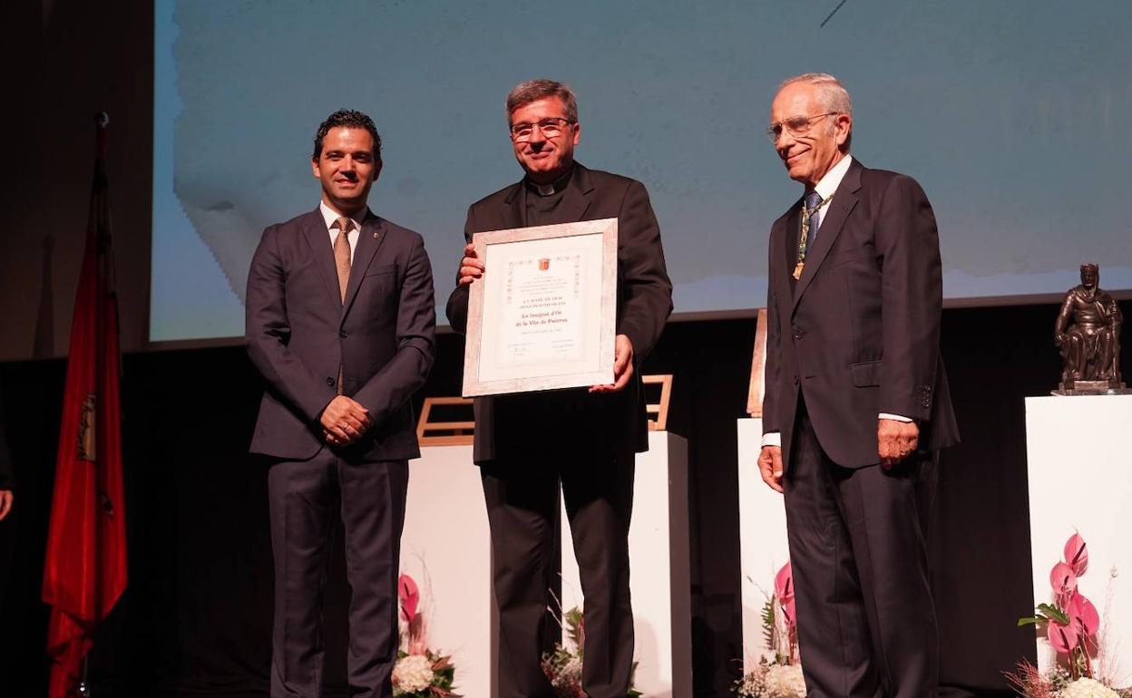 El momento de la concesión de la Insignia de Oro de la Villa de Paterna a la Mare de Déu. 