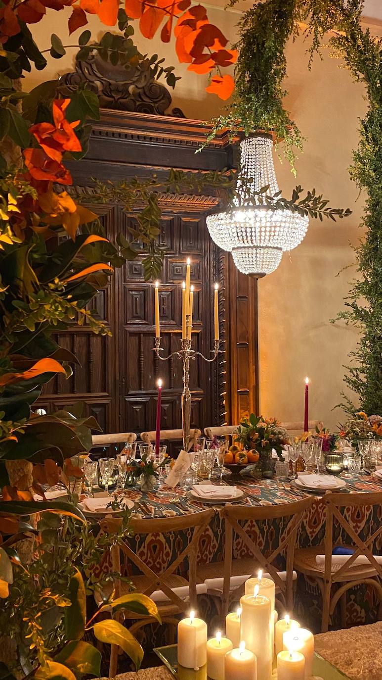 Detalle de las mesas decoradas para el banquete, con candelabros y un ambiente muy romántico y cálido.