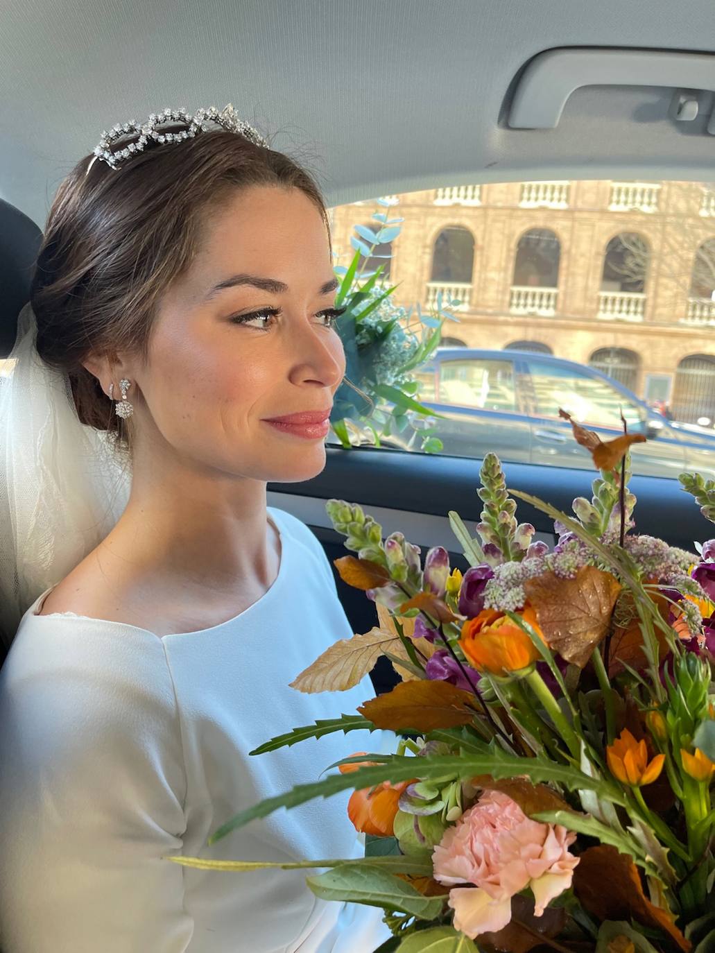 Álex Guillem, peinada por Álex Jordán, en el coche que la llevó a la iglesia de San Agustín. La tiara es de su madre, regalo de bodas de su abuelo, y los pendientes también son herencia familiar.