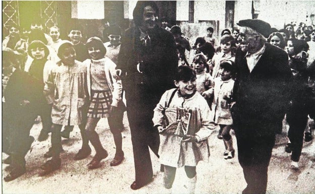 Nino Bravo, junto a los niños de Aielo que salieron a recibirle en su primera visita tras el éxito. 