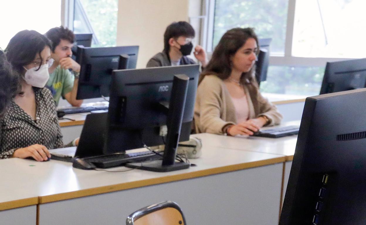 Alumnos en una clase de la Universitat Politècnica de València. 