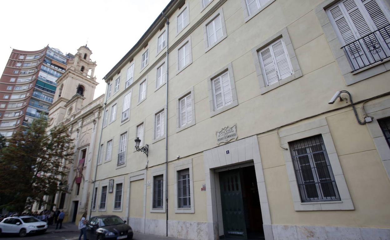 Fachada principal de la residencia de las Hermanitas de los Ancianos Desamparados. 