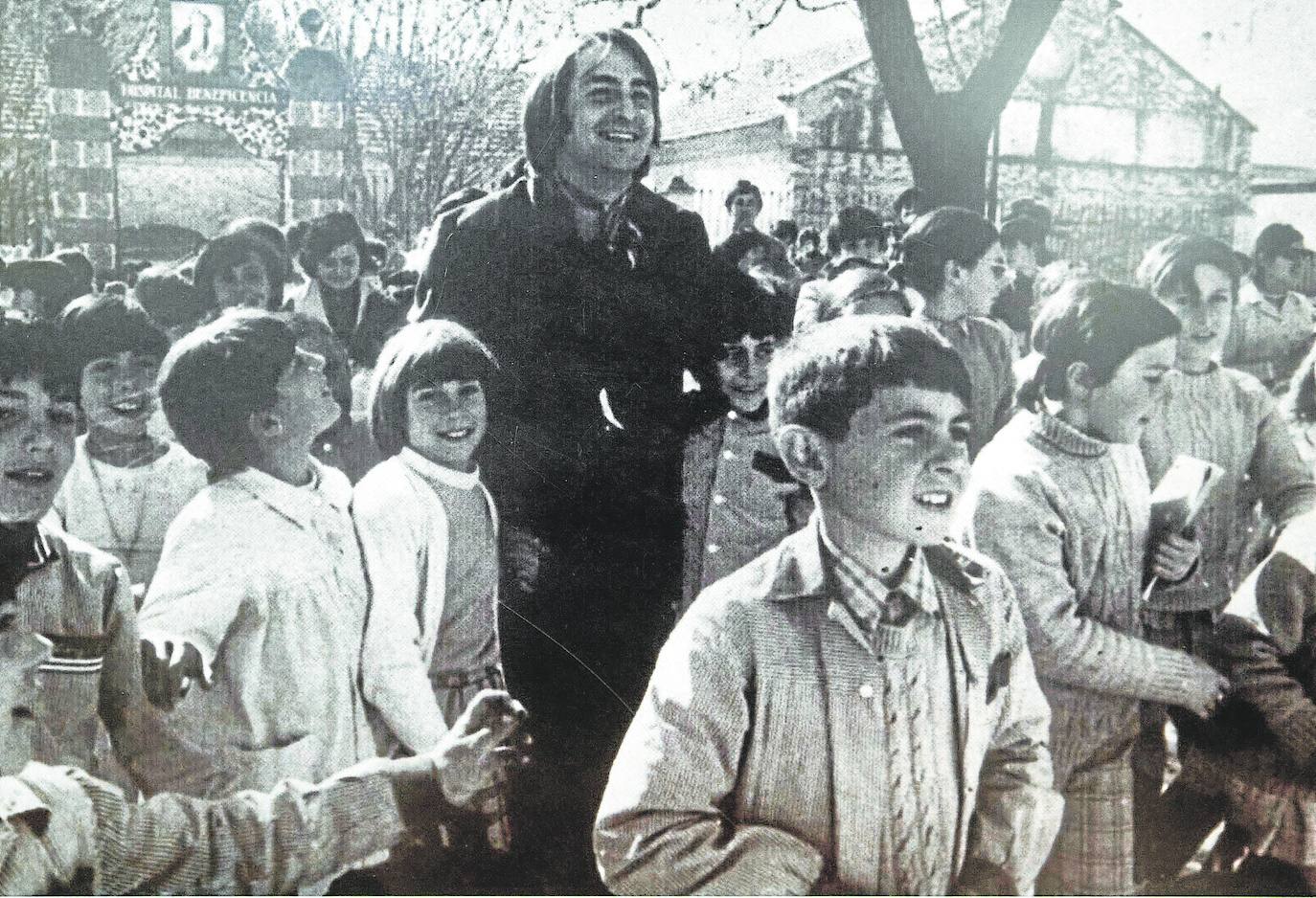 El ídolo junto a los niños del colegio de Aielo de Malferit en los años 70.