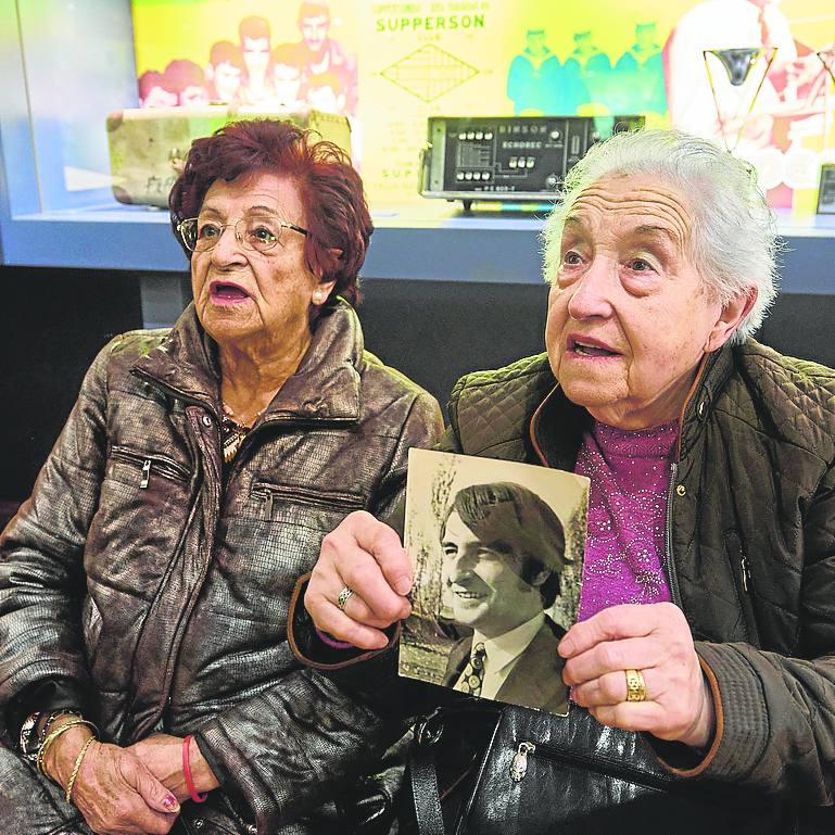 María Ferri y Aurelia Vida, primas del ídolo, con una foto del artista cuando se iba a Dublín.