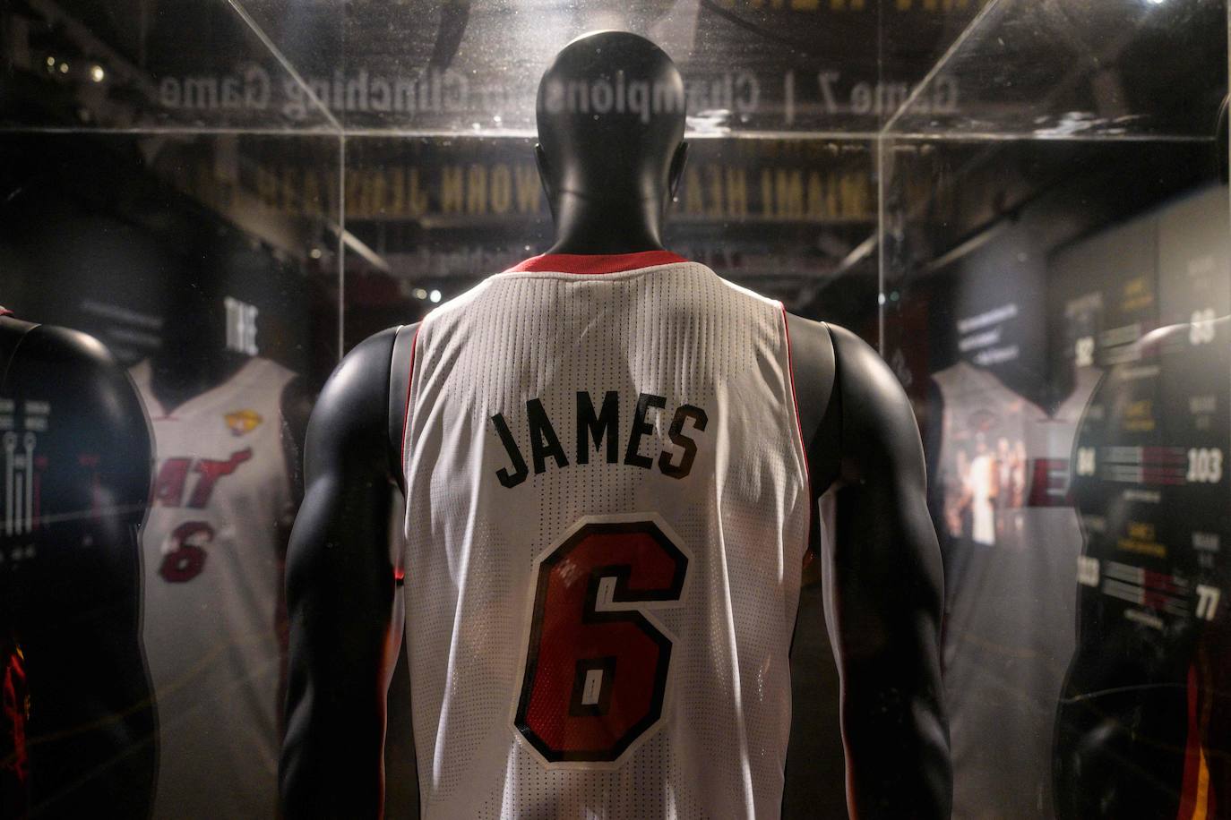 Camiseta usada por LeBron James en la victoria de la final de la NBA de 2013 con el Miami Heat. Valor estimado: de 3.000.000 a 5.000.000 millones de dólares.