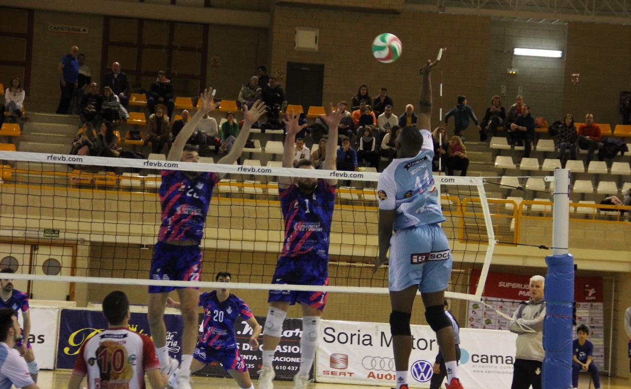 Lance del partido entre Duero Voley Soria y Conqueridor Valencia 
