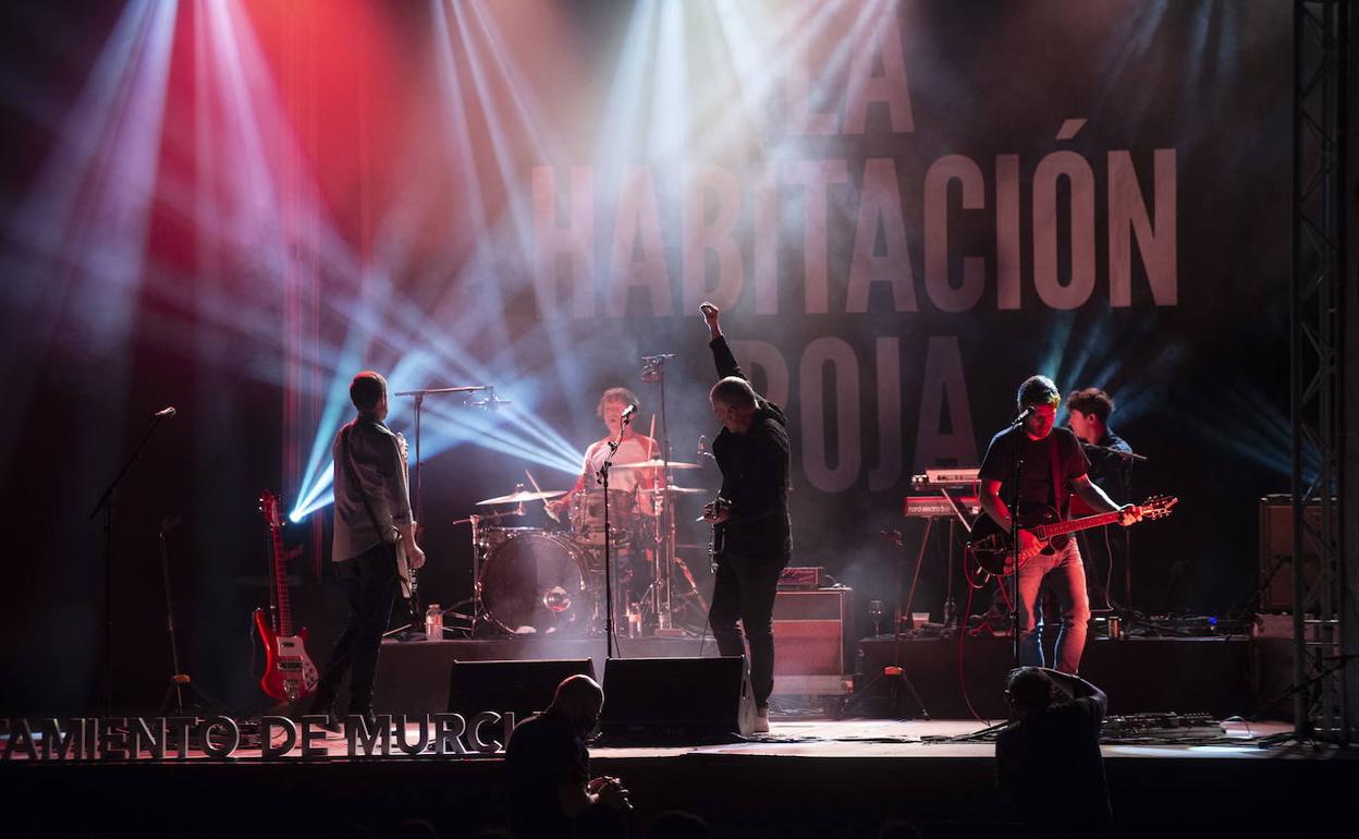 La Habitación Roja durante un concierto.